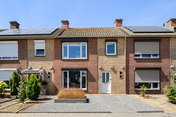 Mooie, instapklare tussenwoning met 3 slaapkamers, zolder, kelder, berging en ruime Douglas-houten overkapping.